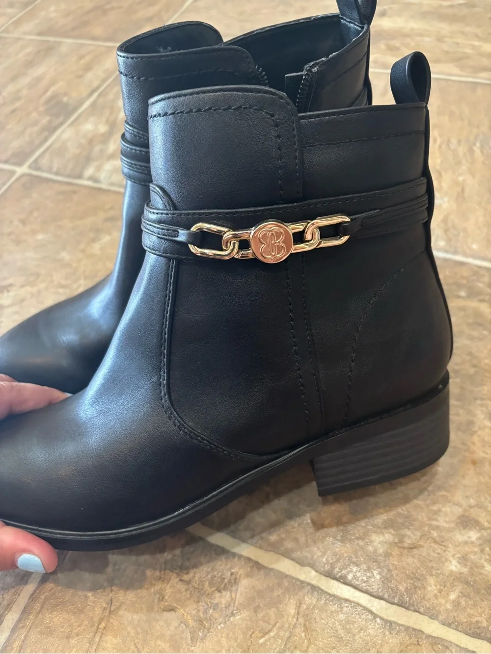 Bandolino Women’s Black Leather Ankle Boots with Gold Chain Accent Sz 7